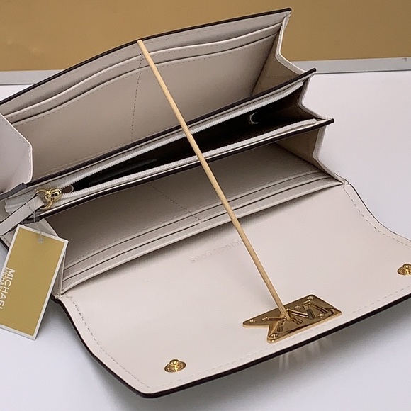 Brand New with Tag
Michael Kors Large Mimi Bifold Wallet
Color: Optic White - Picture 7 of 16